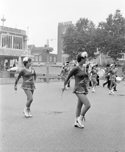 884973 Afbeelding van het optreden van het majorettekorps en de drumband Veronica tijdens een zomeravondconcert in de ...